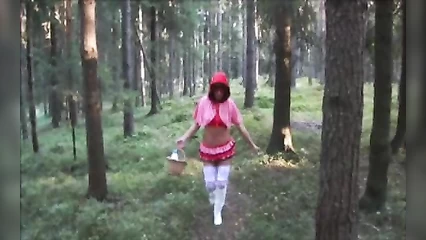 Девушка после лесной прогулки получила в свою попку толстый и милый член