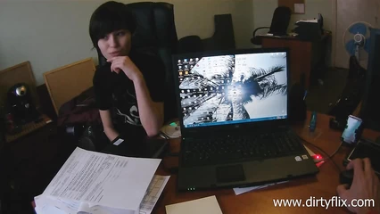 Секс в офисе с худенькой брюнеткой, парень молодец жахнул её в разных позах