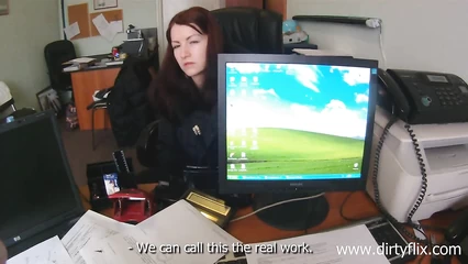 Запикапил на рабочем месте рыжеволосую девушку, развёл на секс, миньет кончил в рот