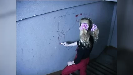 Девушку с подъезда заманили порисовать три мужика, но рисовать не стали, а жахнули её втроём