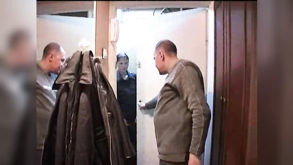 Мужики посетили дружка и застукали в постели с подругой