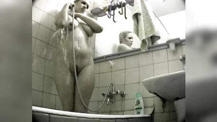 Подруга супруги попала в скрытую камеру принимая душ