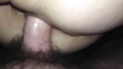 Месит своей шлюхе членом анус