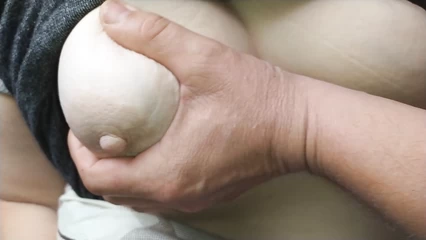 Дедушка тискает Васютку за большие сиськи