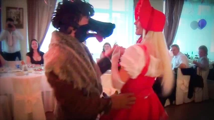 Танцевальная пара меняя образы показывает стриптиз