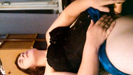 Мастурбация полной зрелой Оли