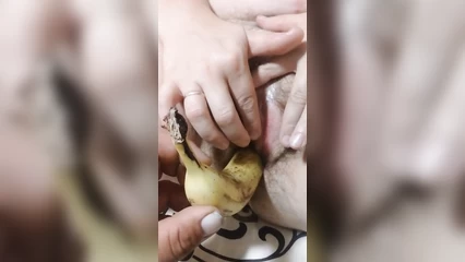 Жена с бананом и огурцом