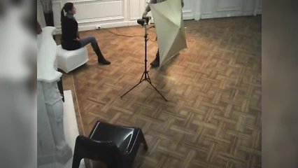 Ира снимает одежду перед опытным фотографом