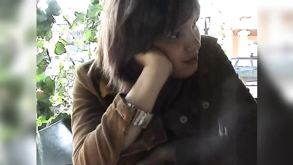 Алина светит своими красными труханами под столом