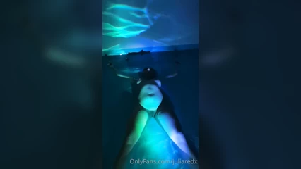 Голенькая в бассейне