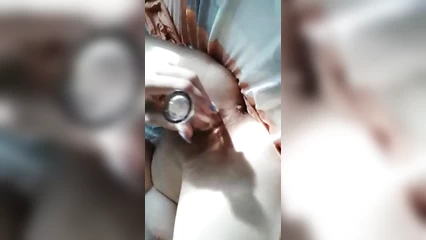 Сисястая ебёт себя бутылкой