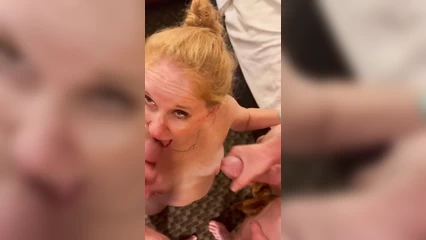 Вика берёт в рот два хуя по очереди