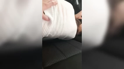 Оля даёт Мише в машине