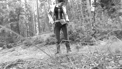 Шлюха зашла в лесопосадку помять свой пирожок