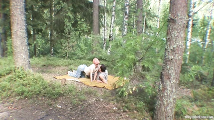 Сладкая парочка придается плотским утехам в лесу