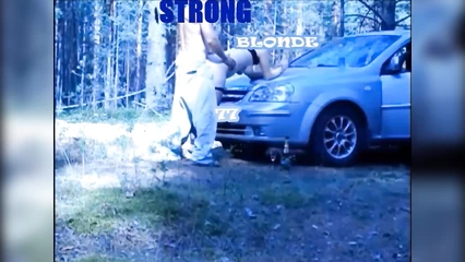 Вывез зрелую блонду в лес