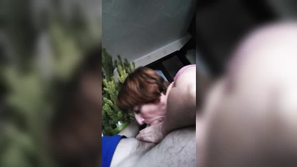 Мама сосёт отцу под ёлочкой