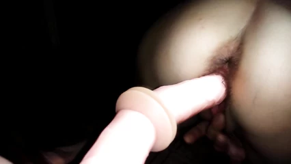 Пихает в себя резиновый дилдо