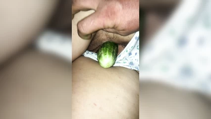 Засунул спящей тёще огурец