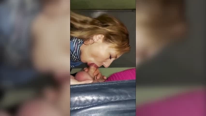 Насосала полный рот в подъезде