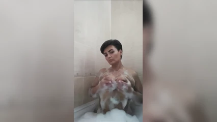 Большие сиськи в пене