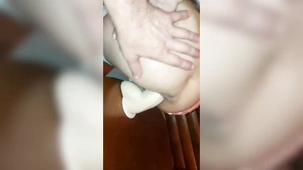 Ебёт медсестру в обе дырки с игрушкой