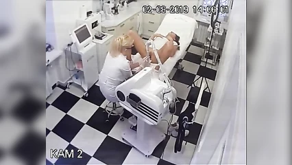 Молодая девочка у гинеколога