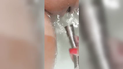 Мощная струя воды на клитор