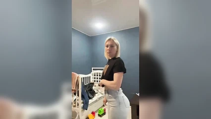 Симпатичная молодая мама