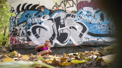 Отлила на скрытую камеру в парке