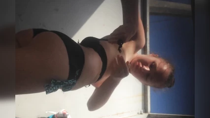 Телочка переоделась в раздевалке на пляже