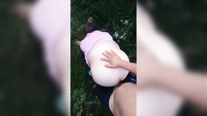 Жену на природе поставил рачком