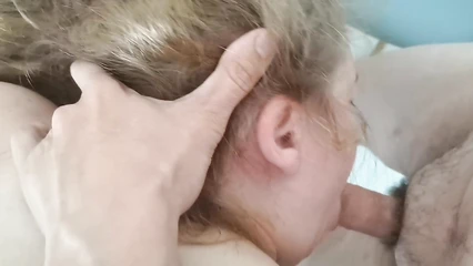 Обожает, когда в рот трахаю