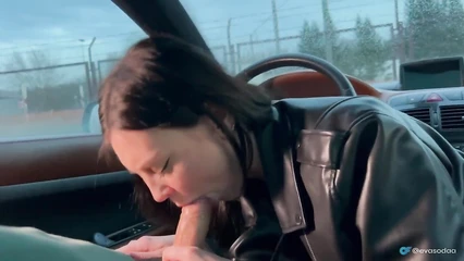 Автомойщица согласилась сделать минет в машине