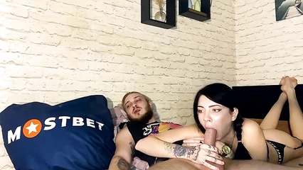 Брюнетка ебётся и сосёт