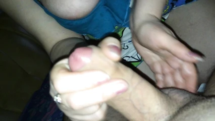 Решил кончить, а жена мне помогла