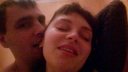 Мой друг меня трахает