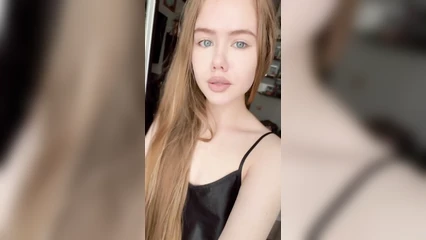 Девушка показывает свою пижамку