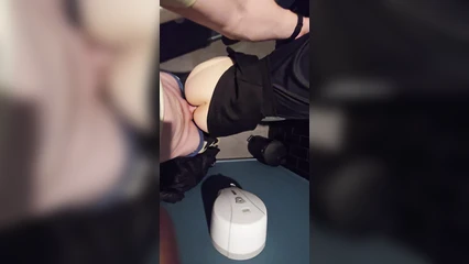 Задрал юбочку в туалете