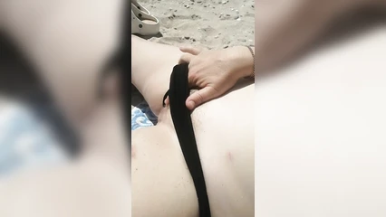 Зрелка на пляже загорает