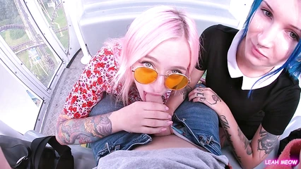 Вдвоём отсосали хуй на колесе обозрения