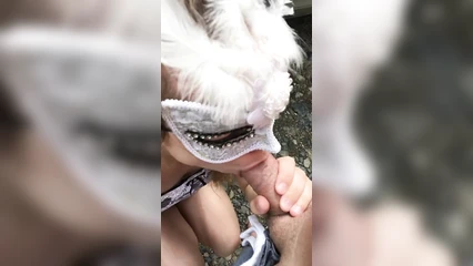 Ебок в карнавальной маске на обочине