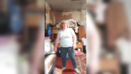 Соседка показала сиськи