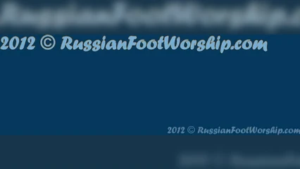 С радостью полизала ноги подругам