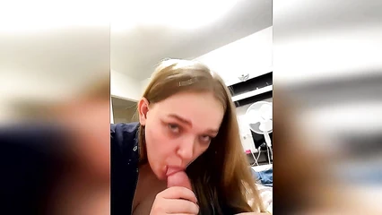 Блондинка сосёт член и дает раком