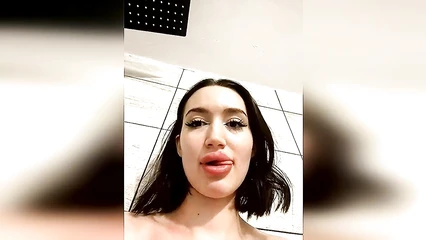 Ебёт губастую брюнетку