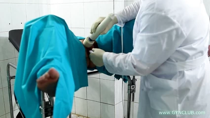 Удовлетворил пациентку двумя вибраторами