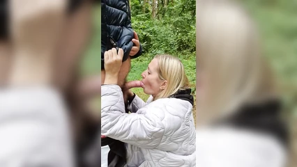 Сосёт хуй на поляне