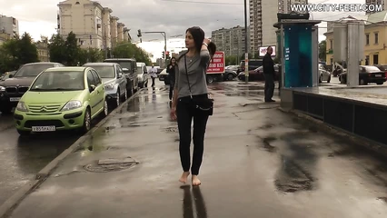 Прогулялась до кафешки без обуви