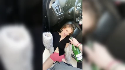 Сосет член пьет шампанское